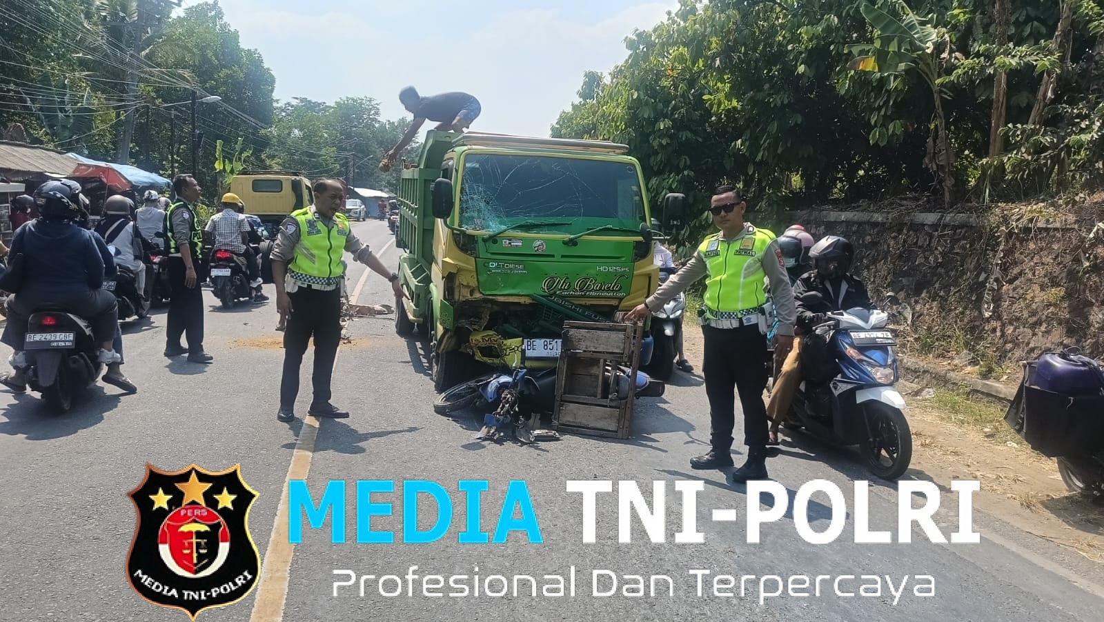 Nyalip di Tikungan, Pemotor di Pringsewu Tewas Usai Tabrak Truk Pengangkut Pasir