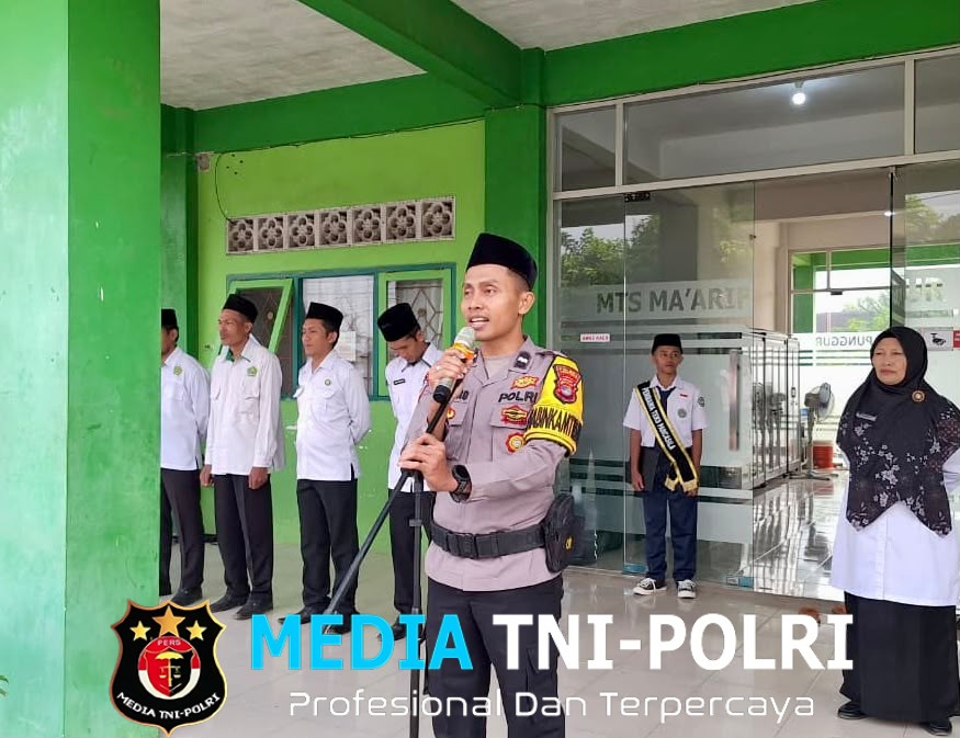 Bhabinkamtibmas Polsek Punggur Jadi Pembina Upacara, Tanamkan Disiplin dan Cegah Kenakalan Remaja di Sekolah