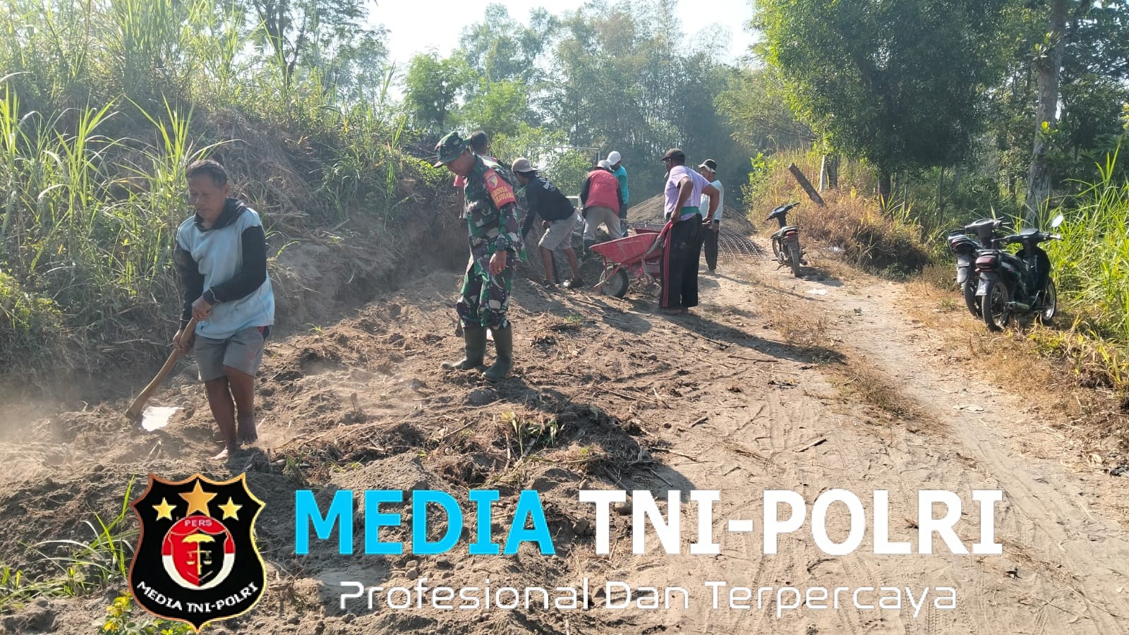 Dukung Pembangunan Jembatan Garuda, Serka Ahmad Mubarok Bersama Warga Rejosari Gelar Pelebaran Jalan