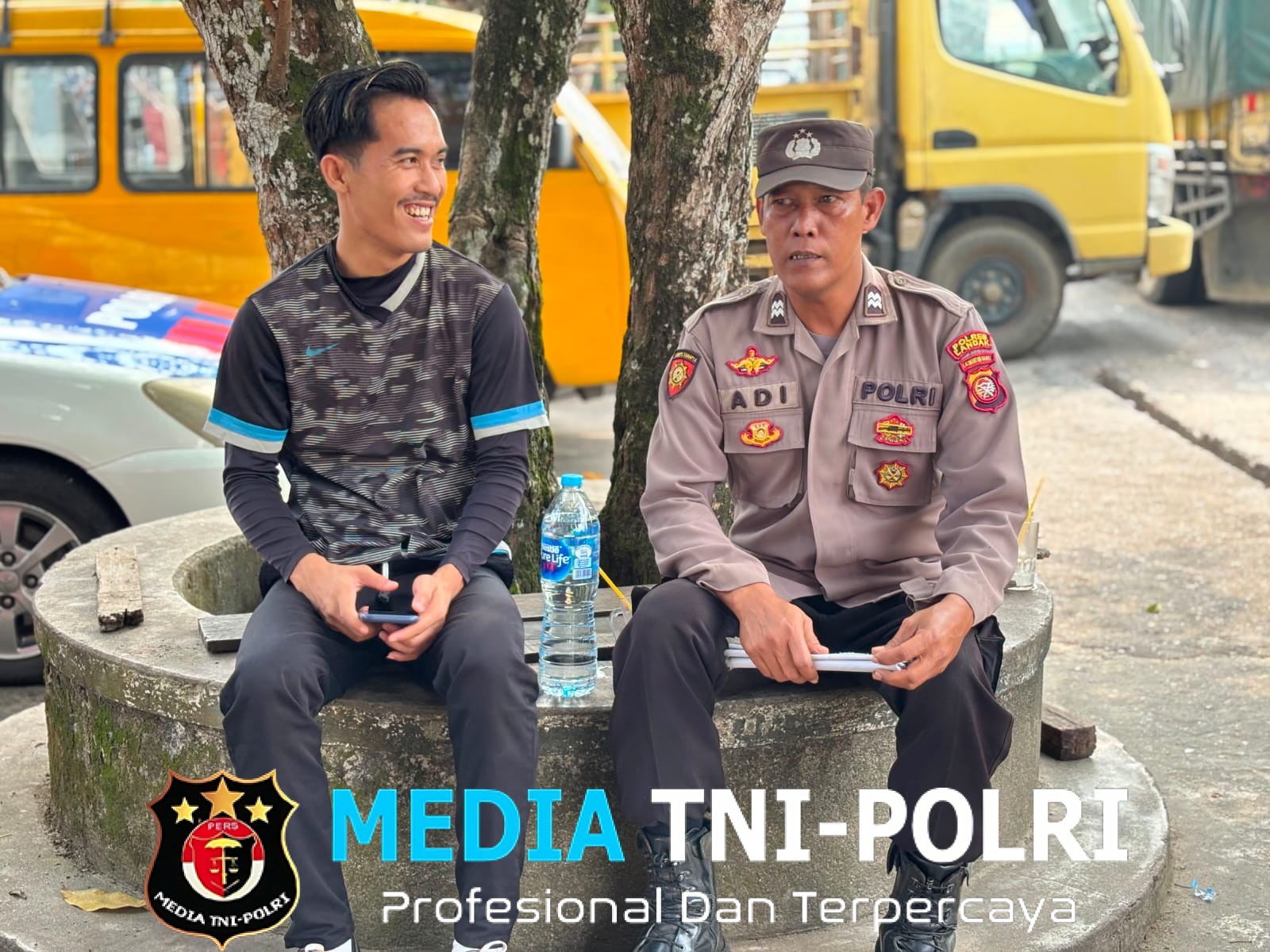 Humanis di Tengah Terik, Polisi Sapa Warga Saat Patroli Siang di Mandor
