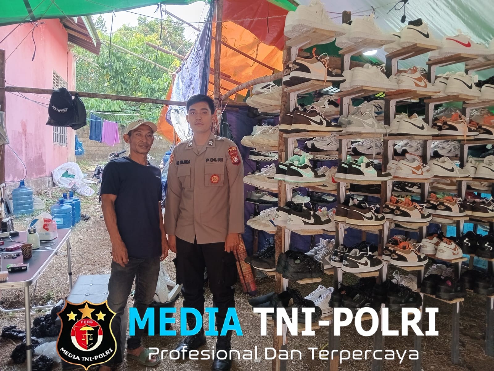 Patroli Humanis Polsek Sengah Temila Sambangi Pedagang Kaki Lima, Polisi Berikan Himbauan Keselamatan dan Ketertiban