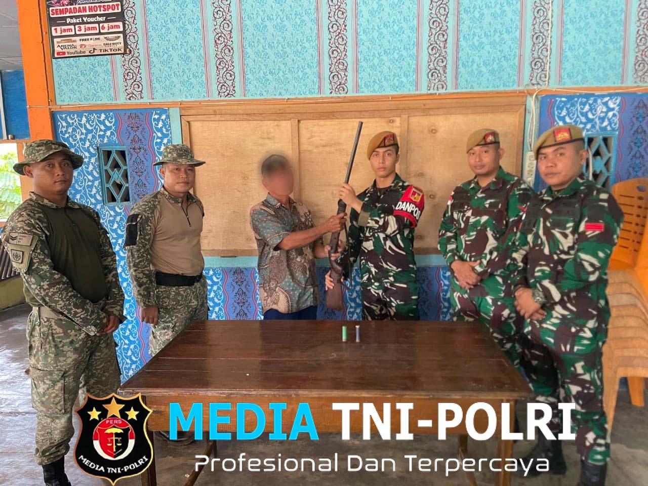 Satgas Pamtas RI-Malaysia Yonarmed 19/Bogani Terima Penyerahan Senjata Rakitan dan Munisi Dari Warga Temajuk