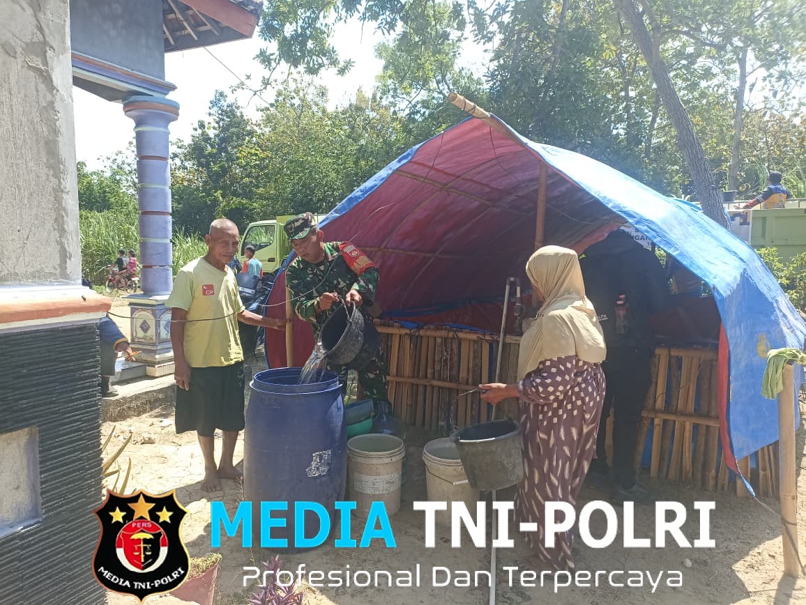 Babinsa Dampingi BBWS Bengawan Solo Salurkan 8.000 Liter Air Bersih untuk Warga Terdampak Kekeringan di Gesi