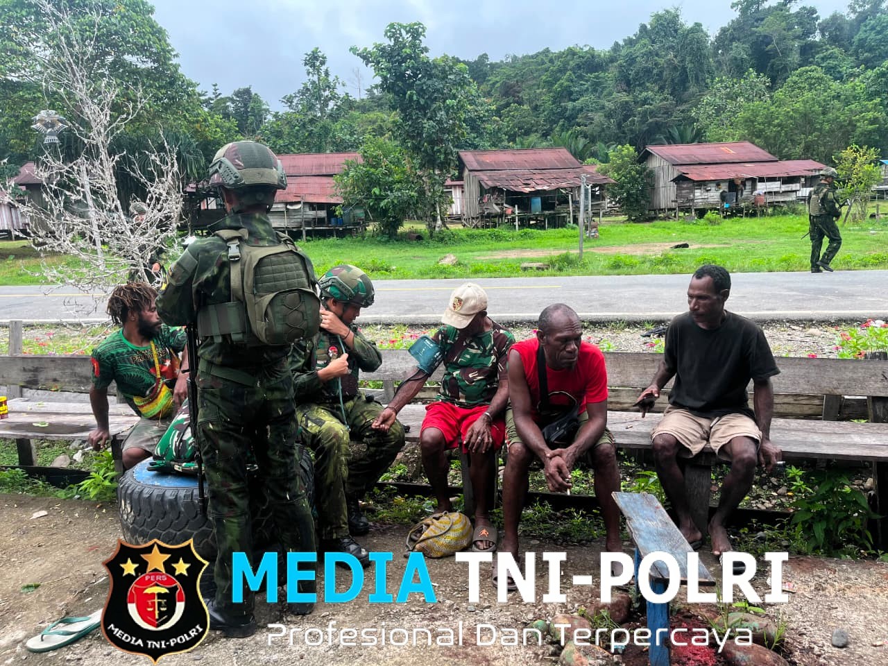 Satgas Yonif 645 GTY Pos Muara Nawa Melaksanakan Kegiatan Yankes Ke Rumah Masyarakat 