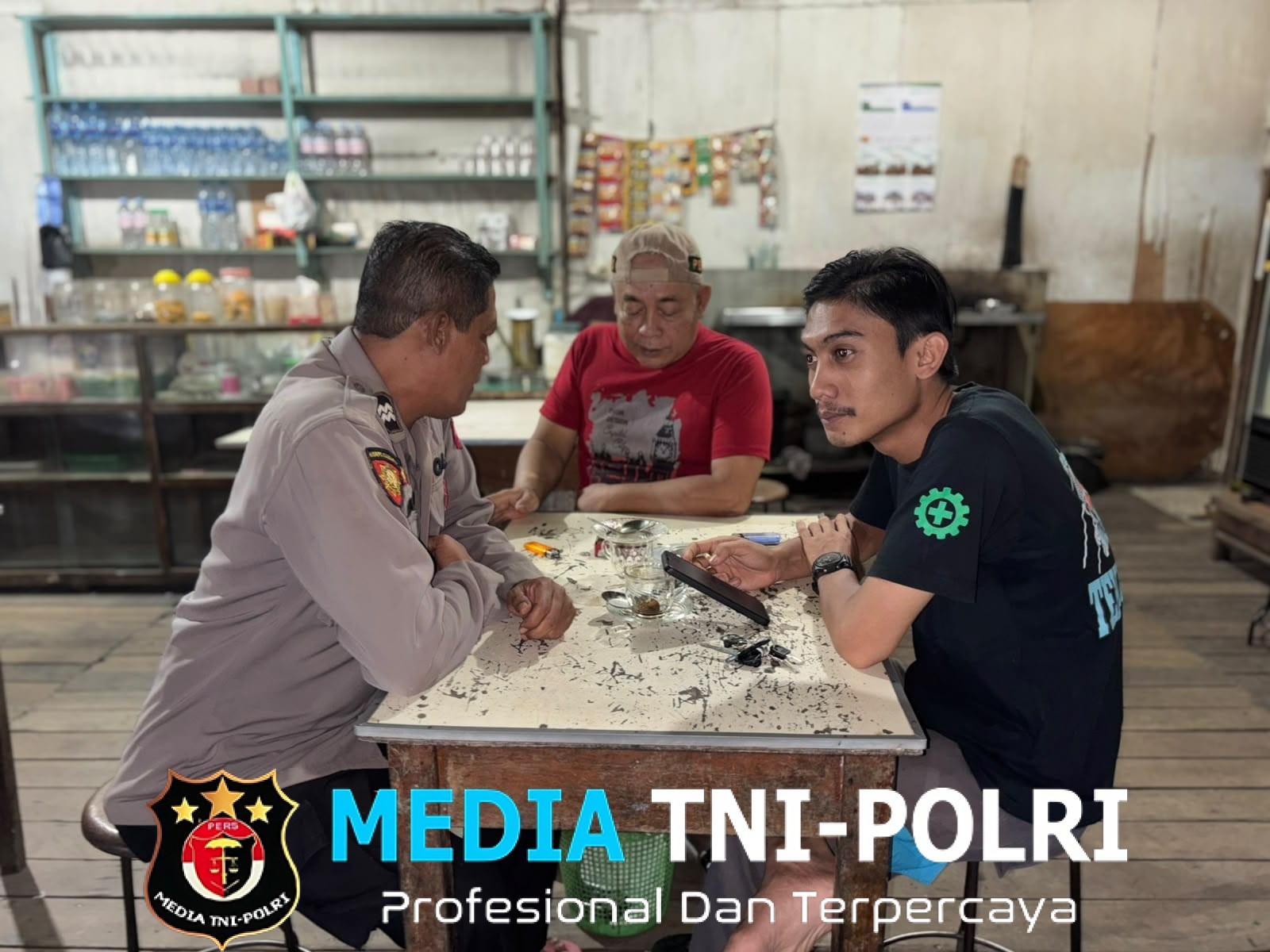 Humanis di Tengah Malam, Polisi Sambangi Warga Saat Patroli dan Sampaikan Imbauan Kamtibmas