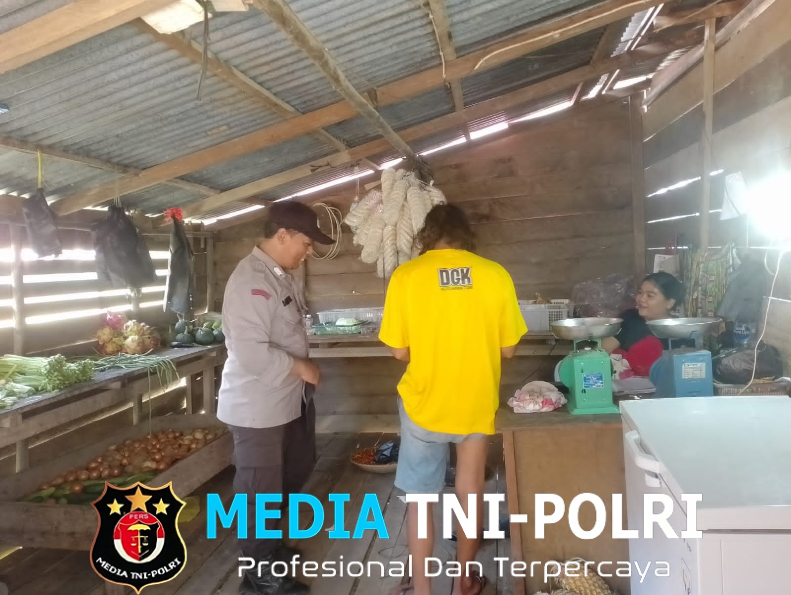Patroli Dialogis Polisi Sentuh Pedagang Sayur, Ajak Warga Waspada Aksi Kriminalitas