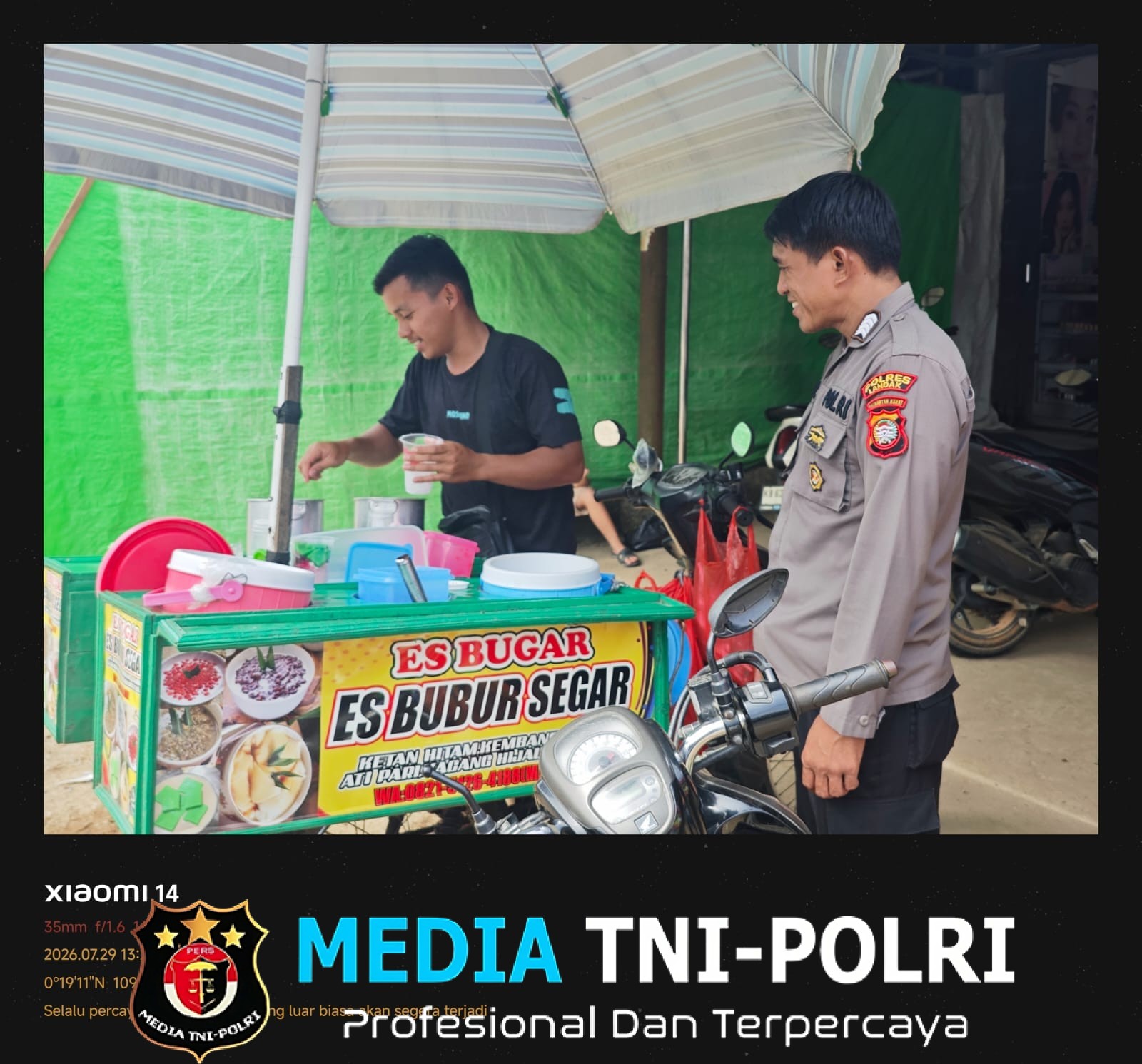 Humanis di Tengah Terik Matahari, Polisi Sengah Temila Sambangi Penjual Es Bubur Segar Sambil Berikan Himbauan Kamtibmas