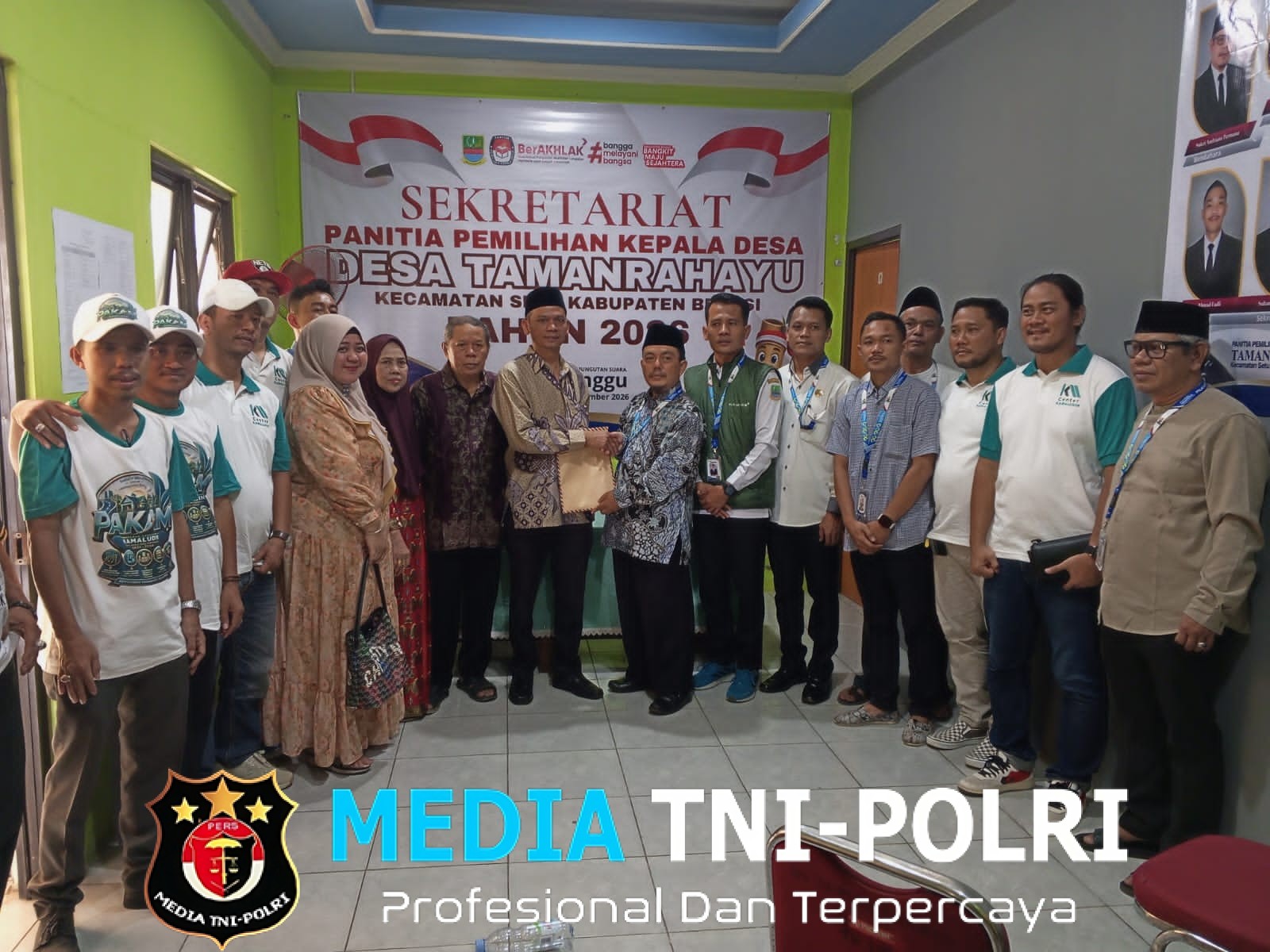 Pendaftaran Pilkades Desa Taman Rahayu, Kamaludin Serahkan Berkas ke Panitia