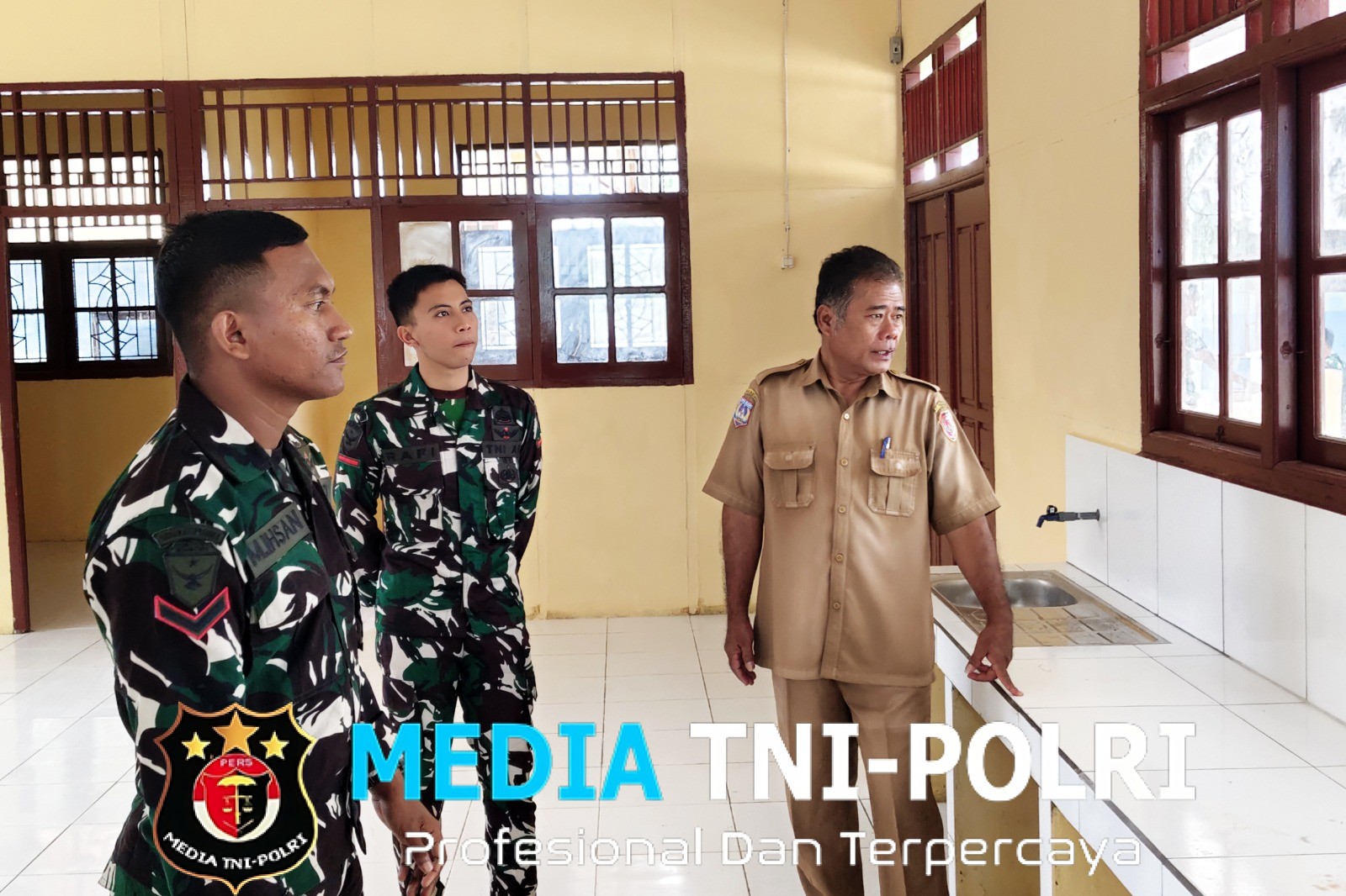 Peran TNI AD Tuai Apresiasi, Kepala SMP Negeri Urumb Bangga Renovasi Laboratorium IPA Hampir Rampung
