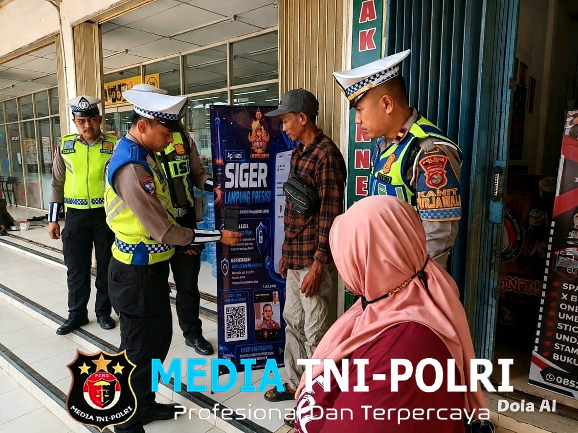 Polres Mesuji Tingkatkan Pelayanan, Anggota Piket Regu II Sat Lantas Sosialisasikan Aplikasi App Siger Presisi kepada Masyarakat
