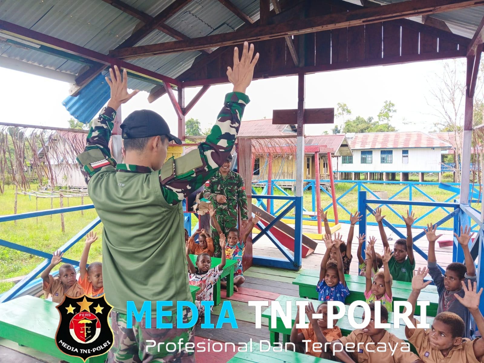Satgas Yonif 123/Rajawali Perkuat Akses Pendidikan di Perbatasan, Pos Tomor Berikan Seragam Sekolah kepada Anak PAUD Kartika