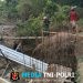 Babinsa Kawal Proyek Penghubung Dua Desa Demi Dongkrak Perekonomian Warga