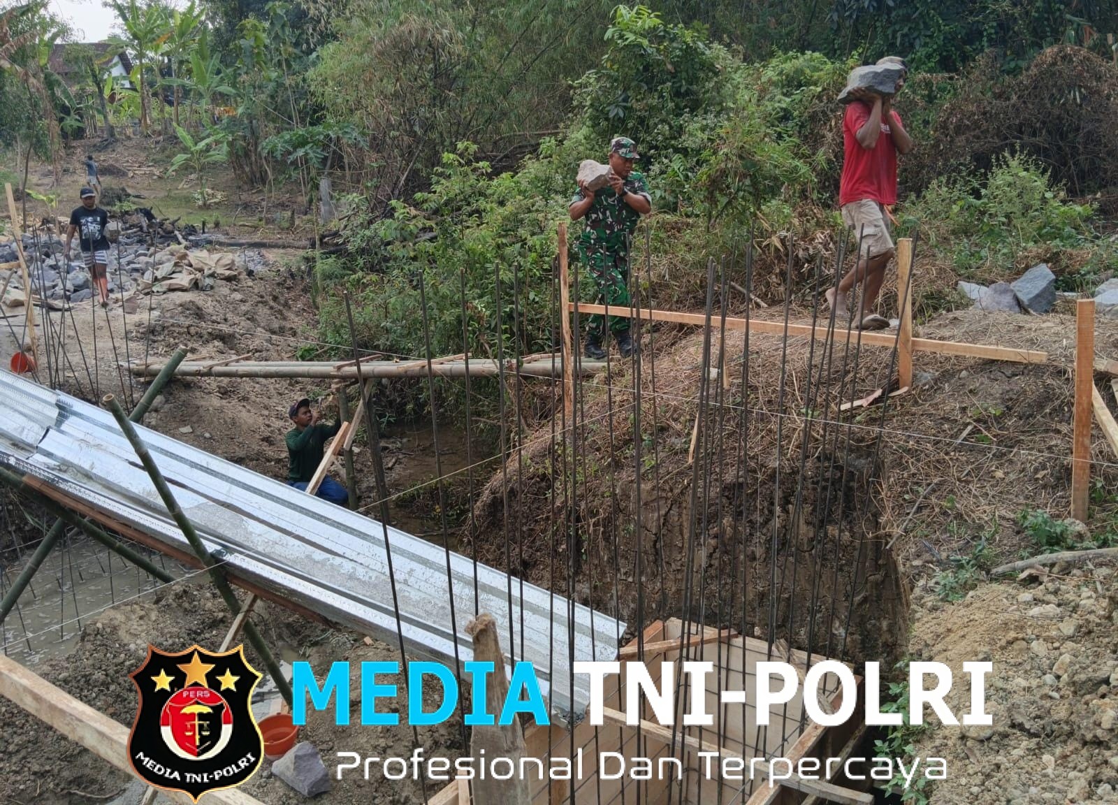 Babinsa Kawal Proyek Penghubung Dua Desa Demi Dongkrak Perekonomian Warga
