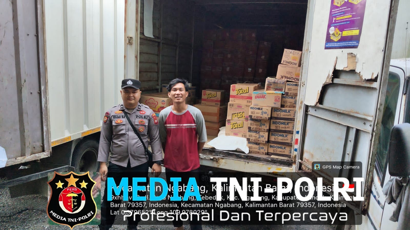 Saat Patroli Siang, Polisi Ngabang Temui Warga Bongkar Barang, Ini Pesan yang Disampaikan
