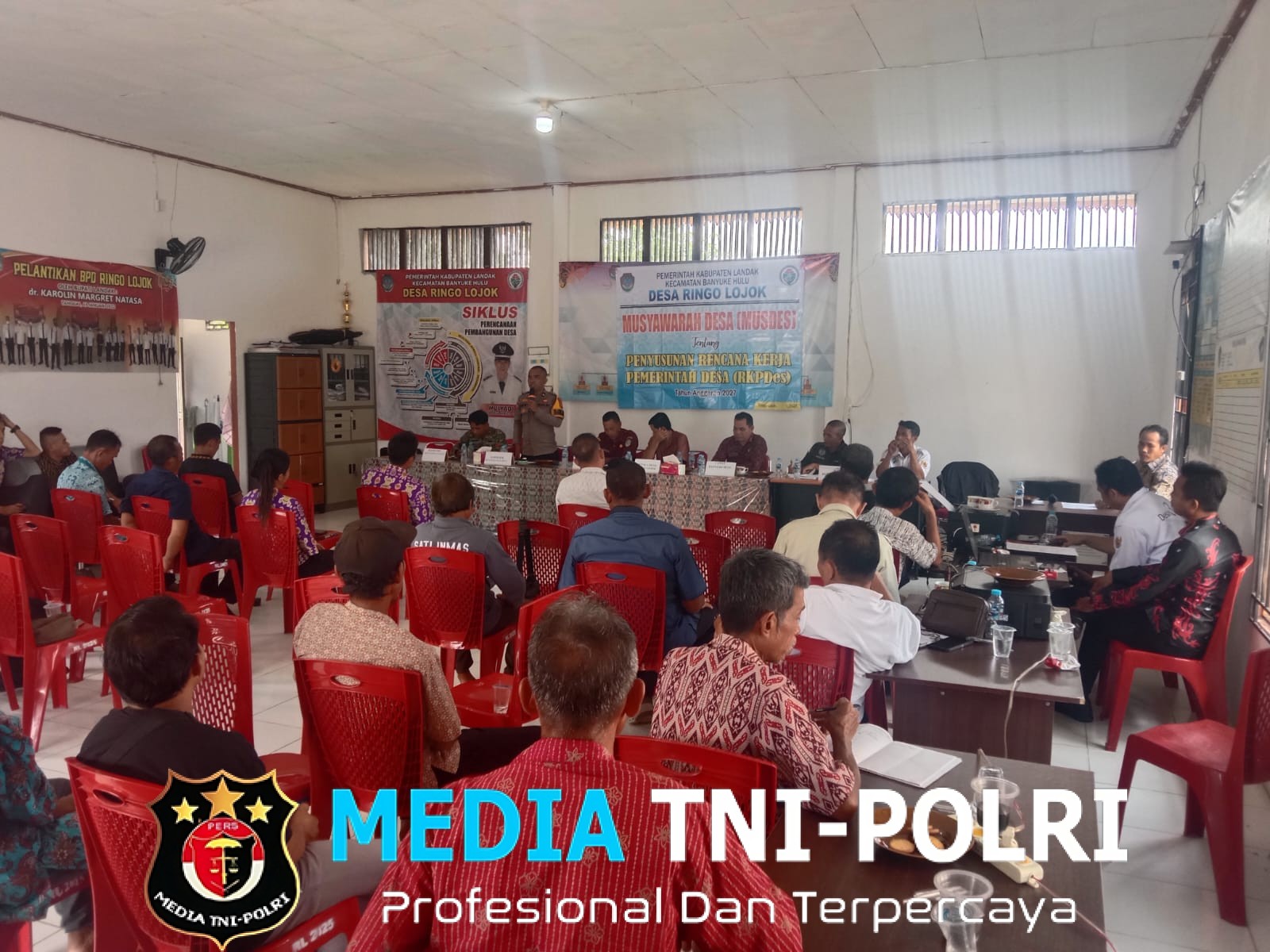 Bhabinkamtibmas Polsek Menyuke Hadiri Musdes Dalam Penyusunan Penetapan Rkp Desa Ringo Lojok Tahun 2027