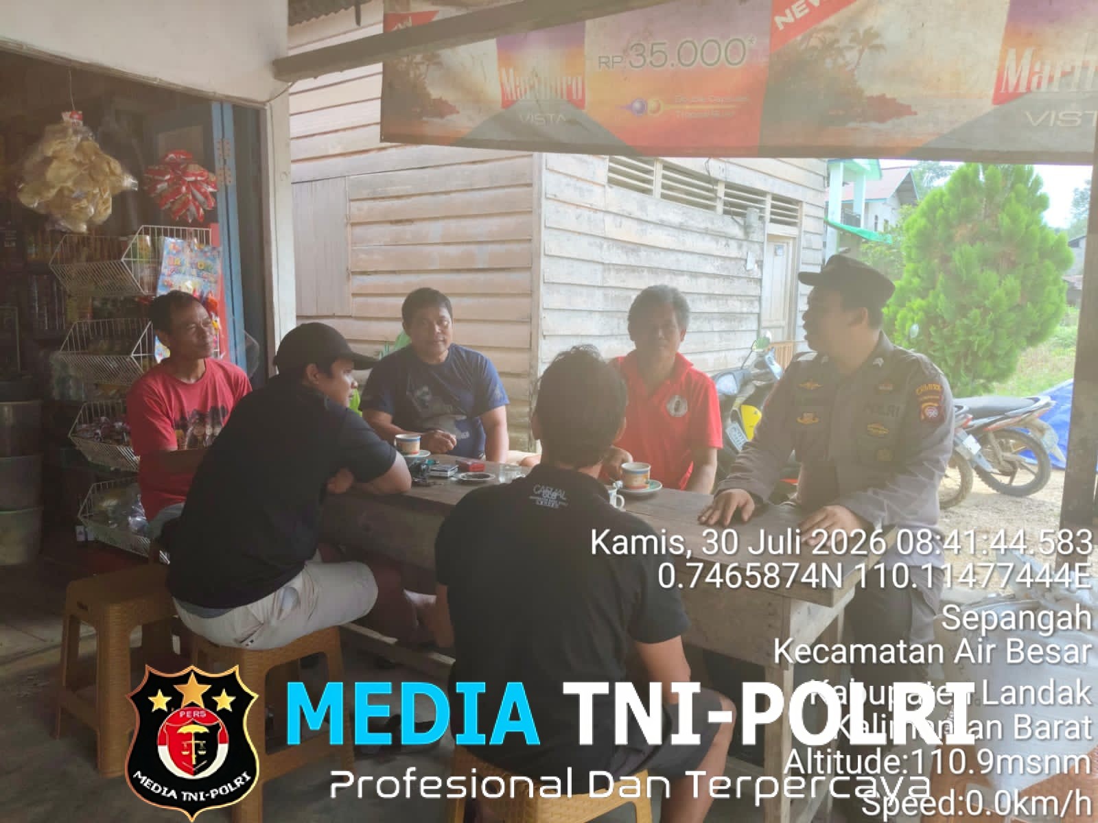 Sambangi Warung Kopi Saat Patroli Siang, Polisi Sapa Warga dan Ingatkan Bahaya Kejahatan yang Kian Marak