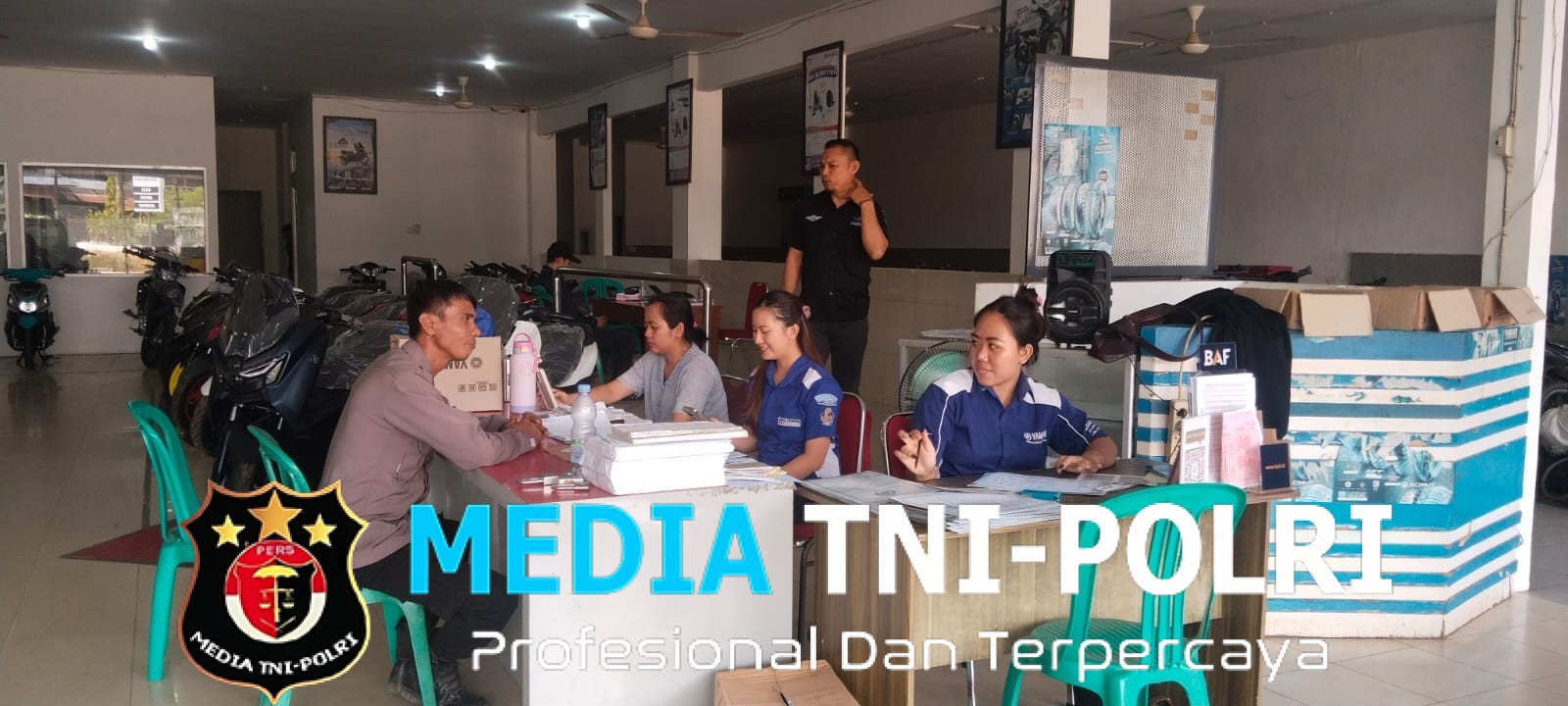 Patroli Humanis Polsek Sengah Temila, Polisi Sapa Karyawan Dealer dan Ingatkan Kewaspadaan