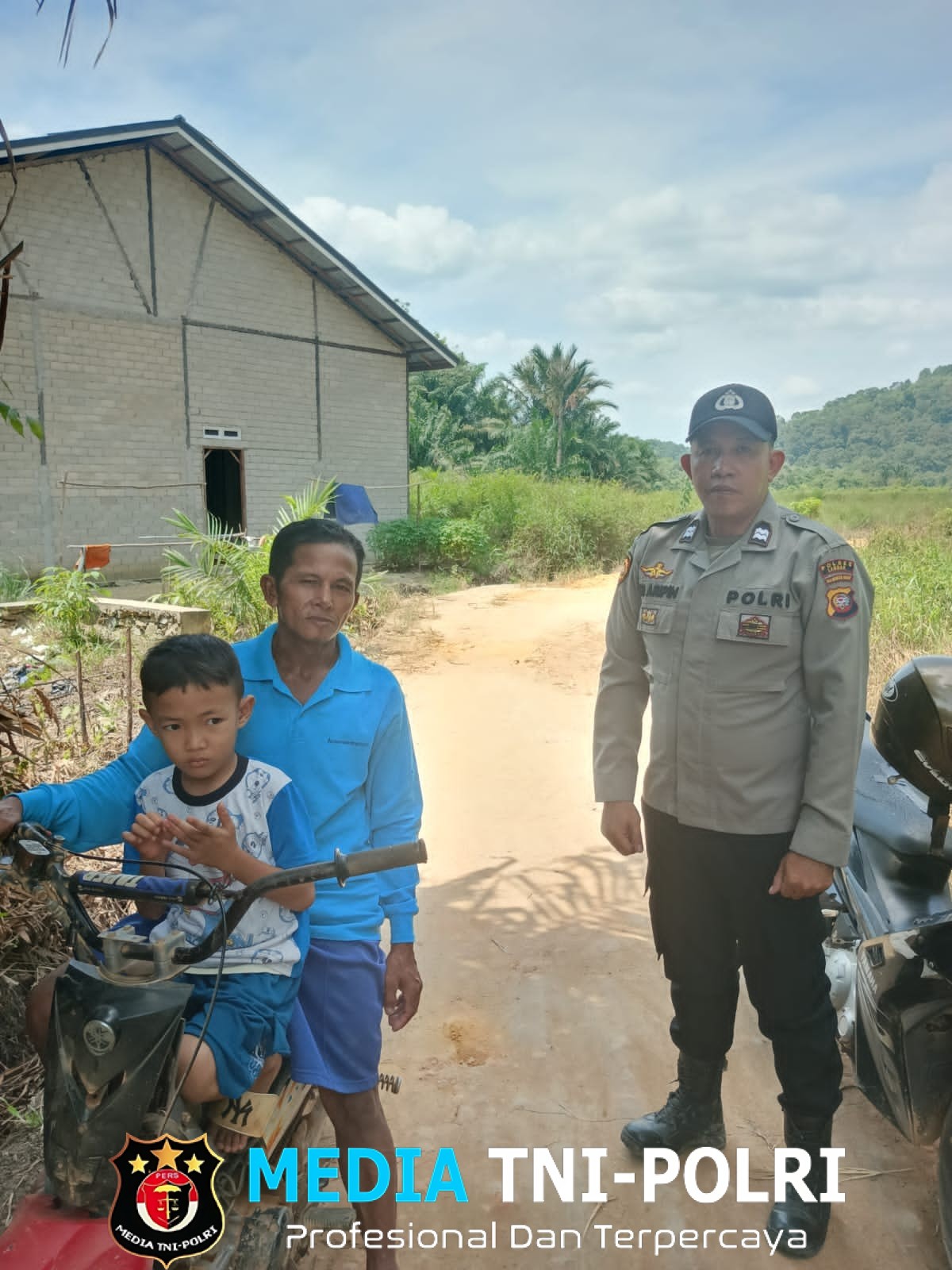 Langkah Polisi Sebangki di Siang Hari Patroli, Sapa Warga hingga Titip Pesan Kamtibmas