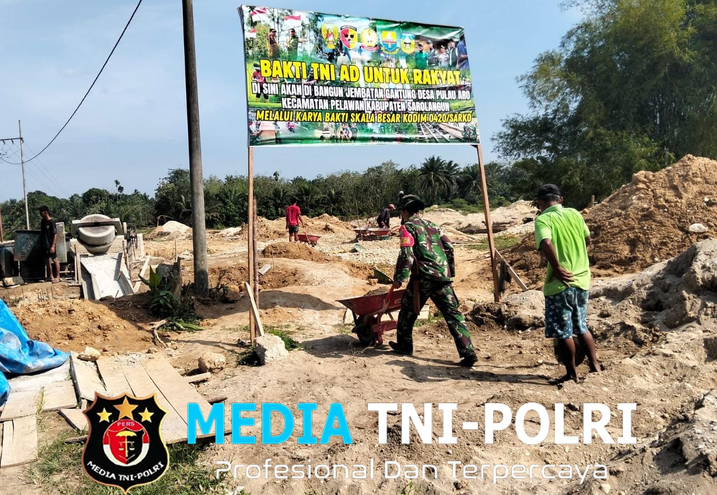 Gotong Royong TNI dan Warga Percepat Pembangunan Jembatan Gantung Penghubung Dua Desa di Pulau Aro