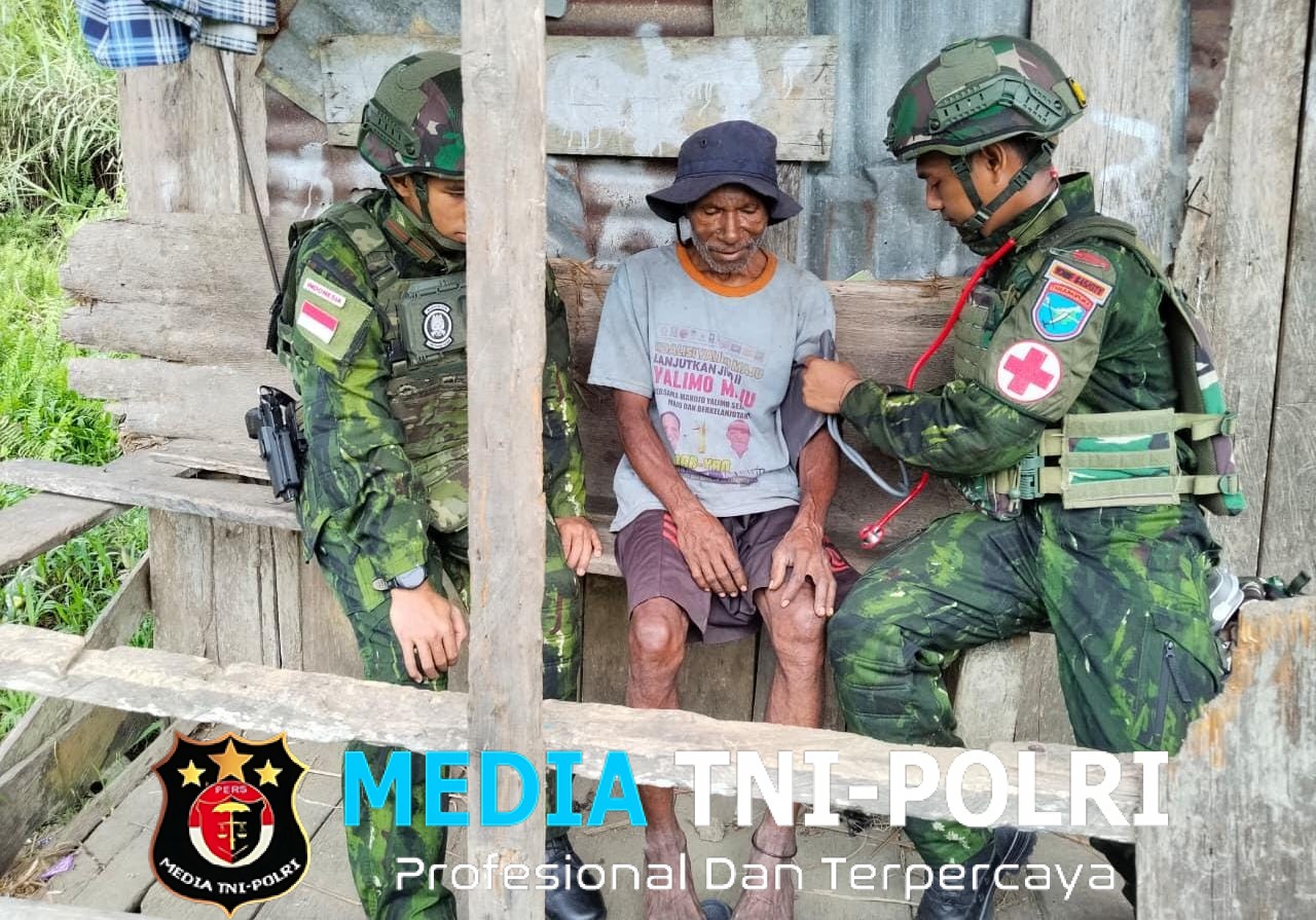 TNI Hadir untuk Rakyat Satgas Yonif 645/GTY Gelar Layanan Kesehatan Door-to-Door di Desa Ampera