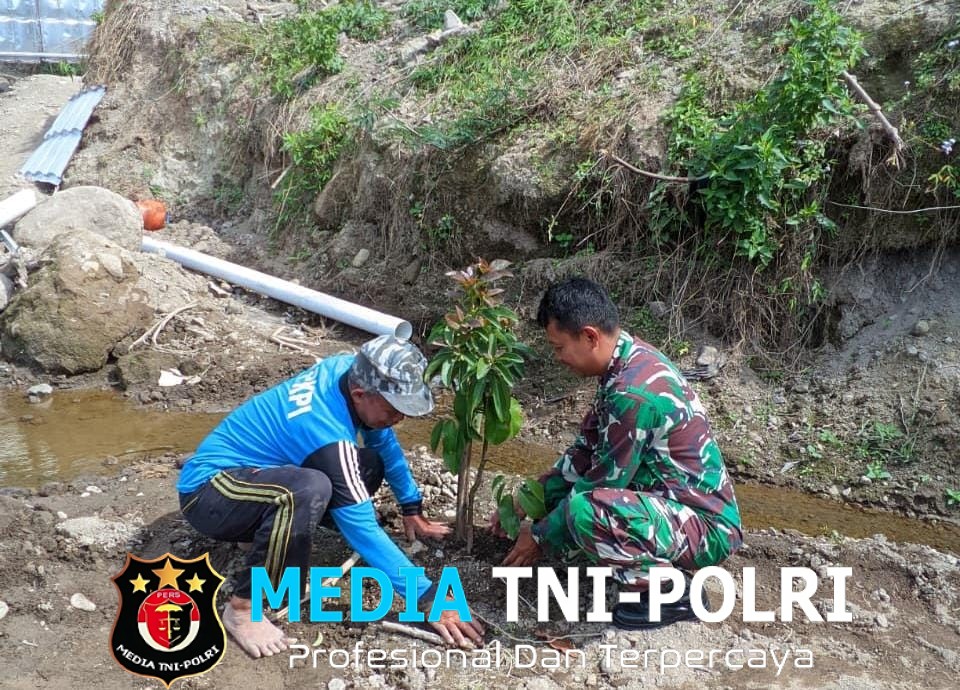 Hijaukan Lereng Sungai, Babinsa Mliwis Bersama Warga Tanam Pohon Demi Cegah Banjir dan Longsor