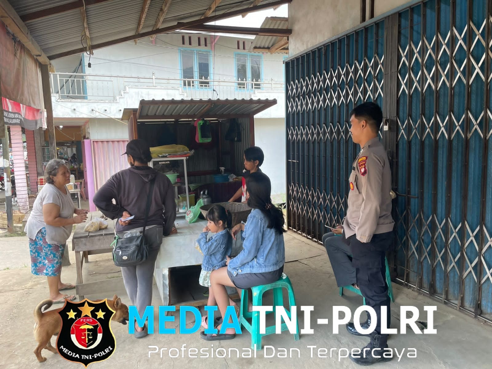 Hadirkan Rasa Aman, Personel Polsek Sengah Temila Sambangi Warga Saat Patroli Siang