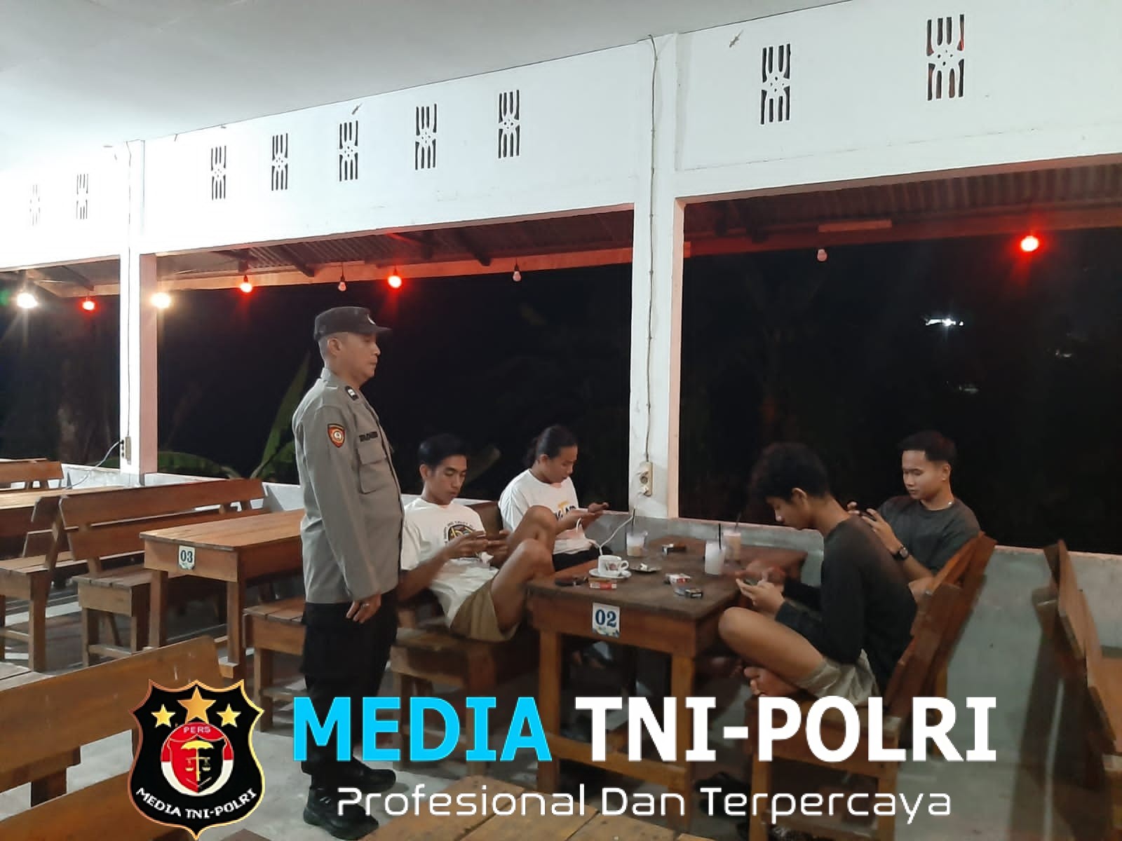 Jalin Kedekatan dengan Warga, Polisi Mandor Gelar Patroli Malam Sambil Berikan Himbauan Kamtibmas