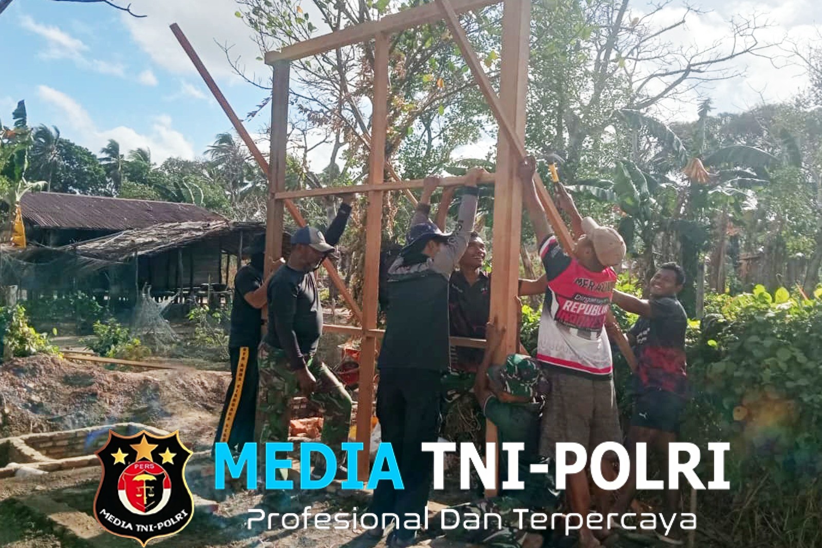 Wujudkan Sanitasi yang Layak, Personel Satgas ke-129 Bangun MCK dan Sumur di Wanam