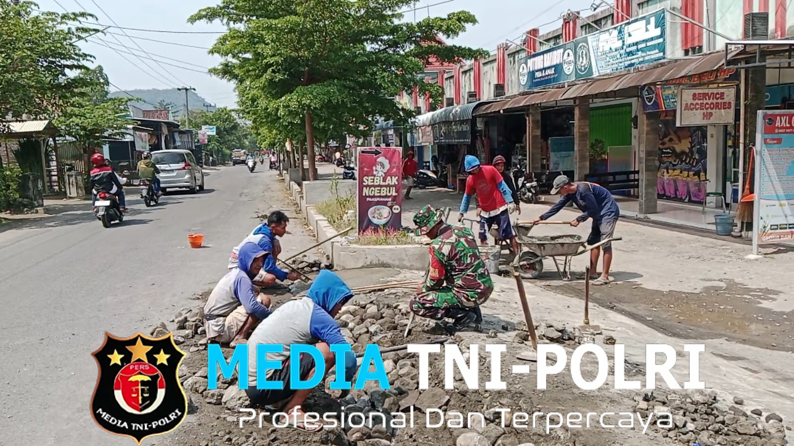 Perlancar Akses dan Cegah Laka, Sertu Tri Rosadi Bersama Warga Kebonduren Gotong Royong Perbaiki Jalan