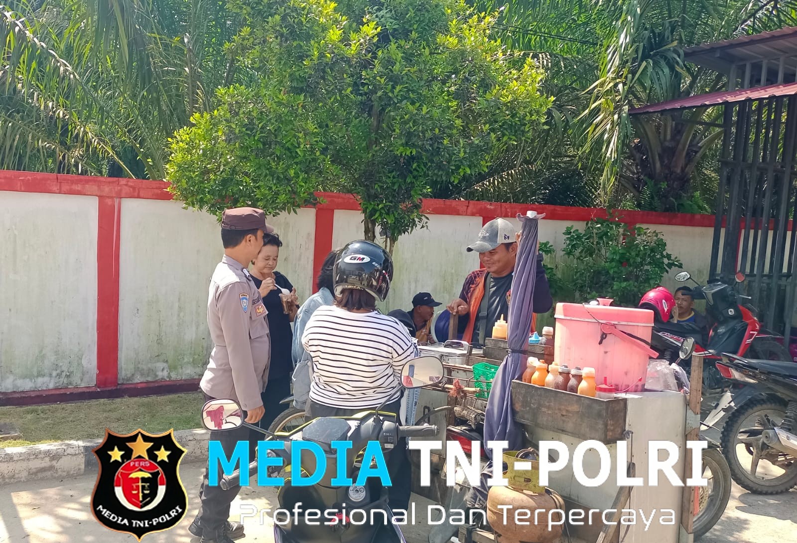 Patroli Siang Polsek Menjalin Perkuat Harkamtibmas dan Ajak Warga Jaga Keamanan Lingkungan