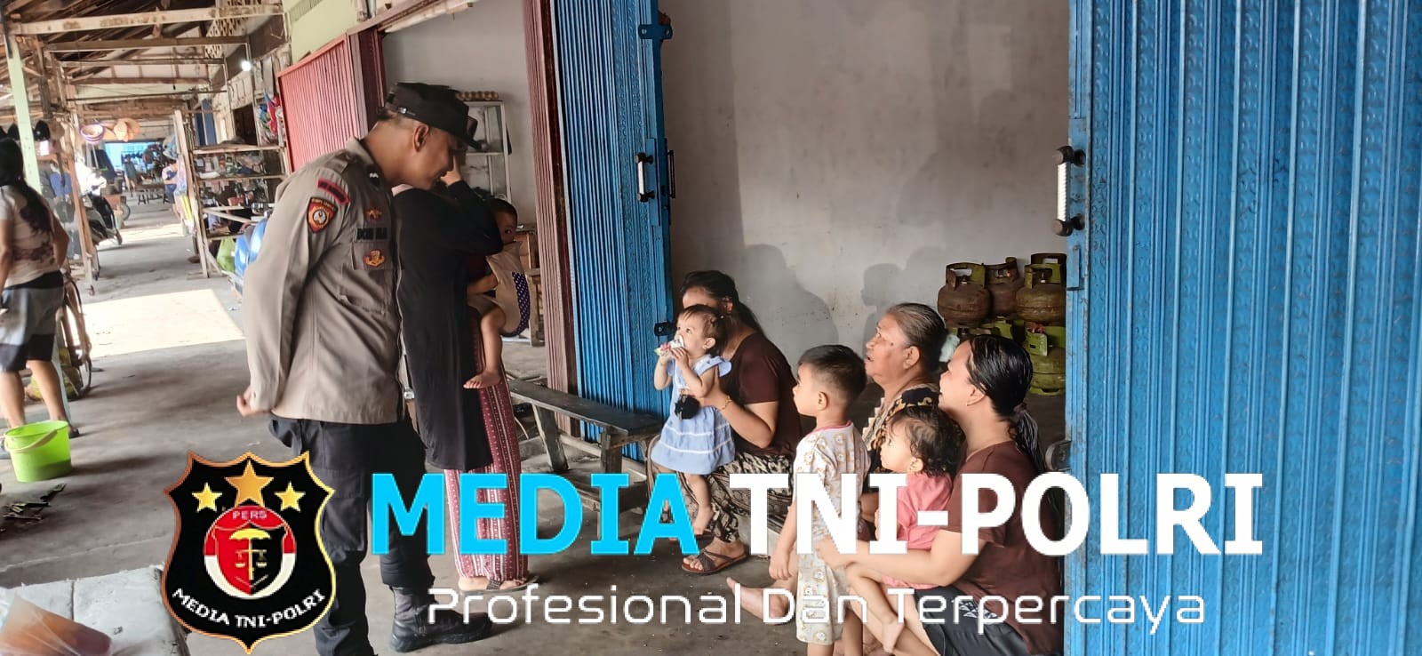 Asyik Bercengkerama, Ibu-Ibu di Pasar Mandor Tersenyum Saat Disapa Polisi yang Patroli Siang