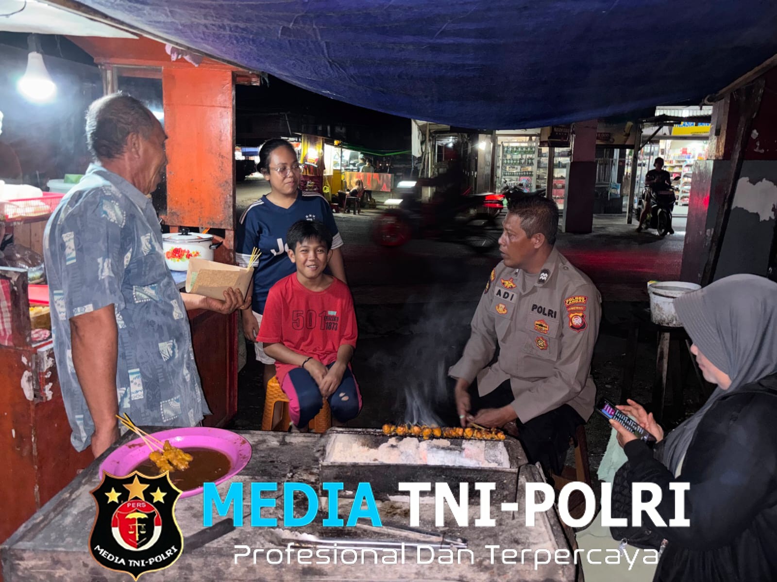 Hangatnya Jumat Malam di Mandor Polisi Sapa Warga Santai, Titip Pesan Waspada Kejahatan Malam