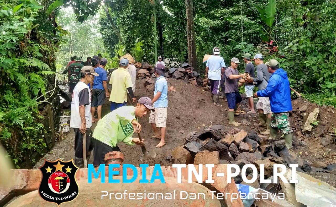 TEROBOS HUJAN DEMI JEMBATAN RAKYAT Komandan Kiramil Songgon Pimpin Langsung Percepatan Pembangunan Jembatan Garuda di Songgon