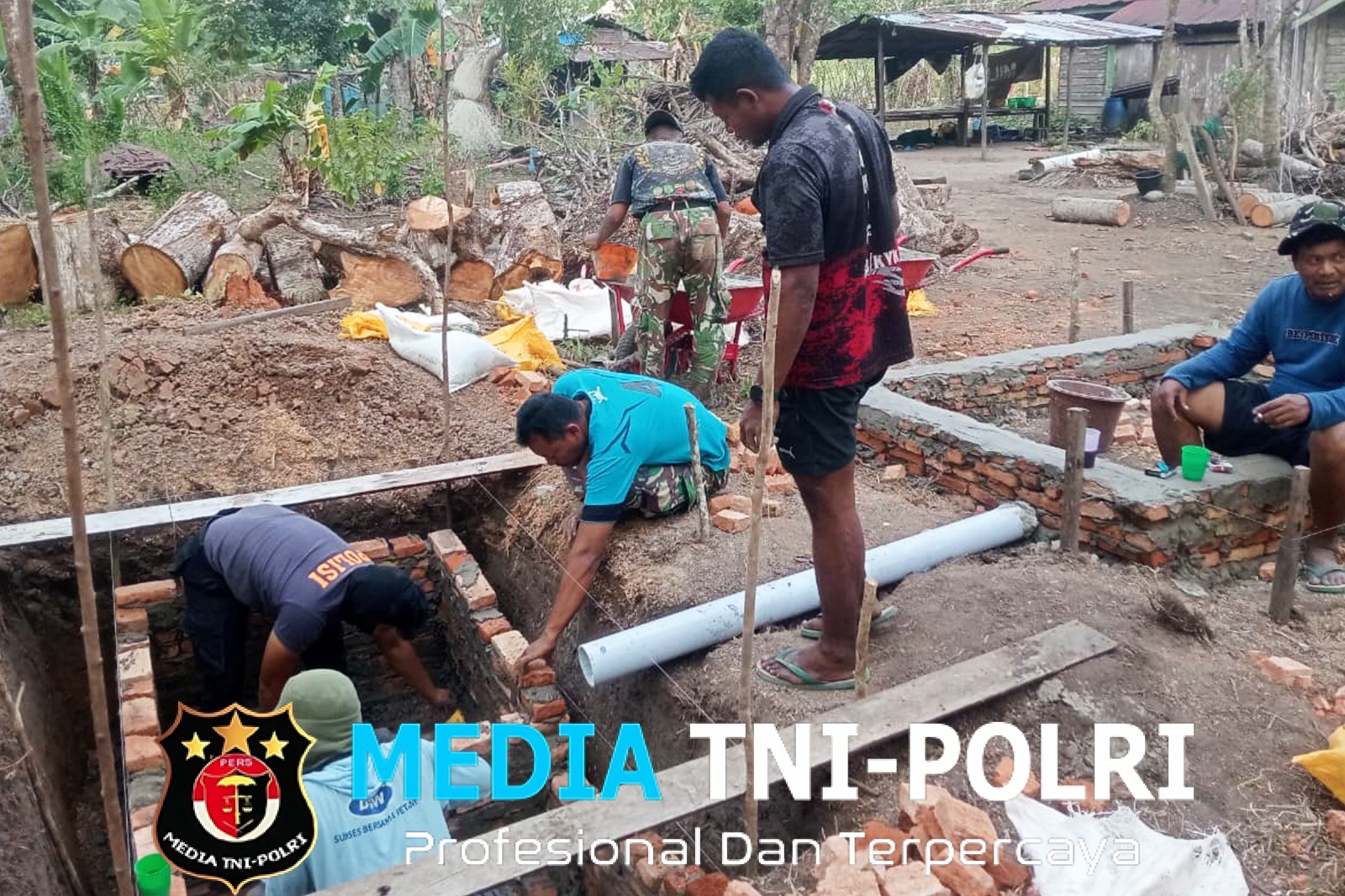 Gotong Royong TNI dan Warga Percepat Pembangunan Sumur dan Mck TMMD ke-129 di Wanam