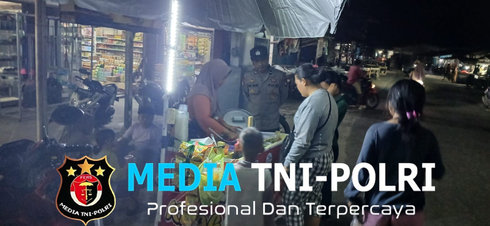 Patroli Malam Polsek Mandor Sambangi Pedagang Keliling, Ajak Warga Waspada Kejahatan Malam Hari