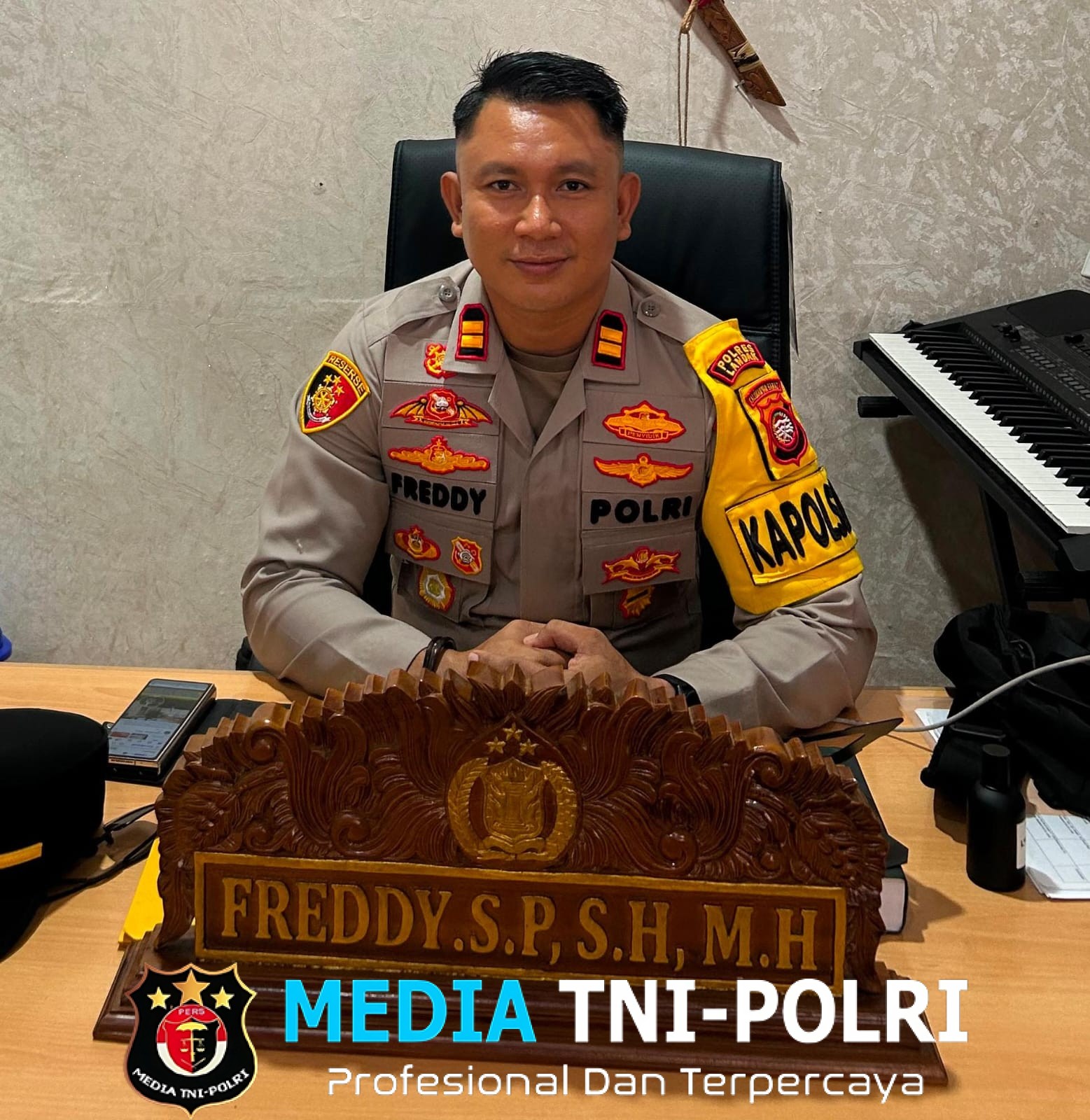 Kapolsek Mempawah Hulu Ajak Masyarakat Kibarkan Merah Putih Serentak Sambut HUT ke-81 Kemerdekaan RI