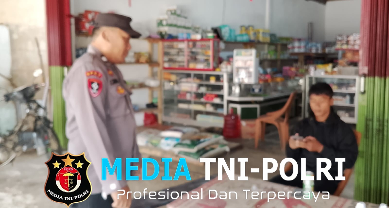 Sapa Warga Saat Patroli Dialogis, Polisi Kuala Behe Ingatkan Modus Kejahatan dan Ajak Jaga Kamtibmas Bersama