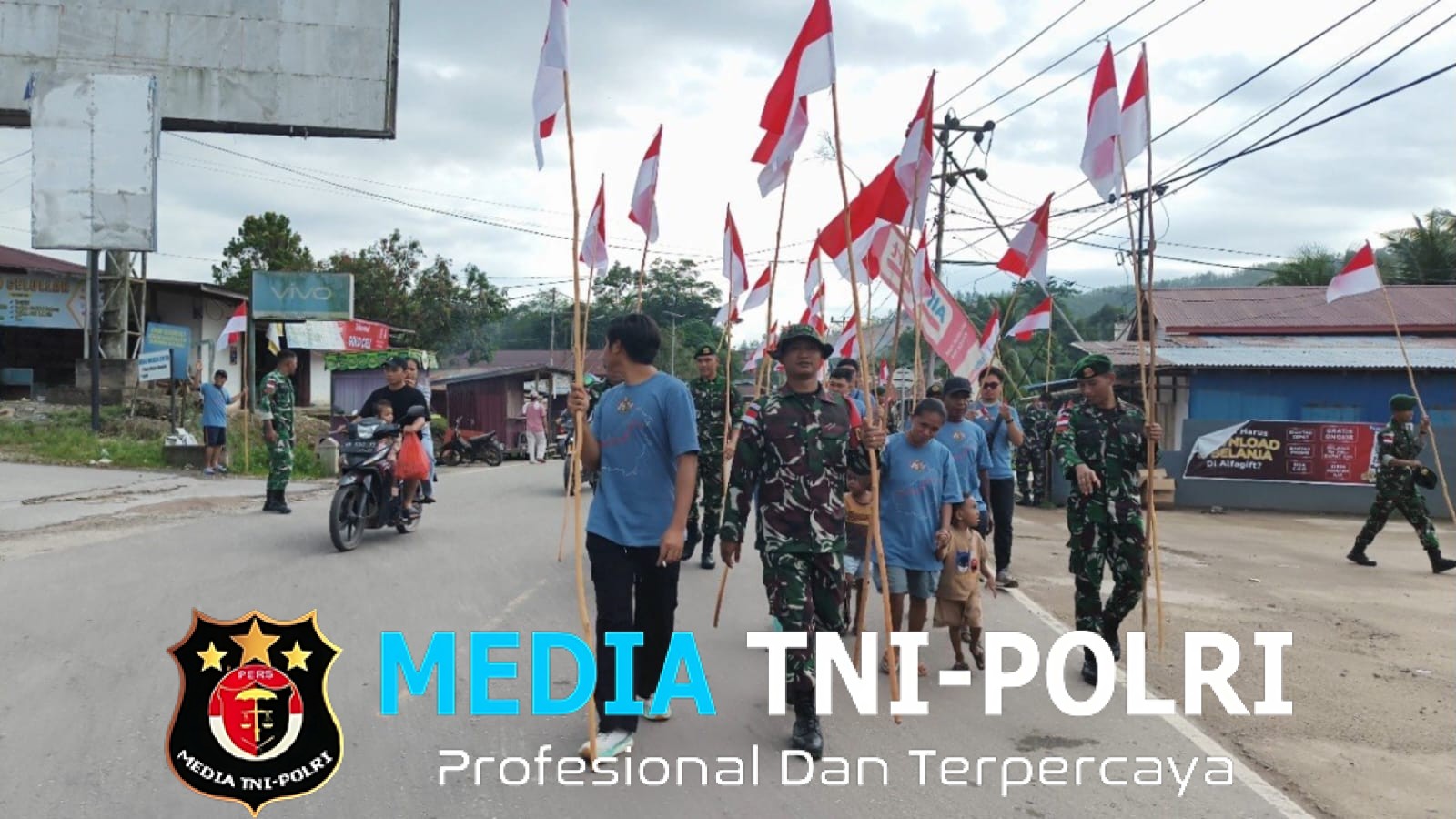 Sambut HUT Ke-81 RI, Satgas Pamtas Yonarmed 13/Nanggala Bersama Warga Badau Kibarkan Merah Putih Sepanjang 4 KM di Jalan Raya Perbatasan