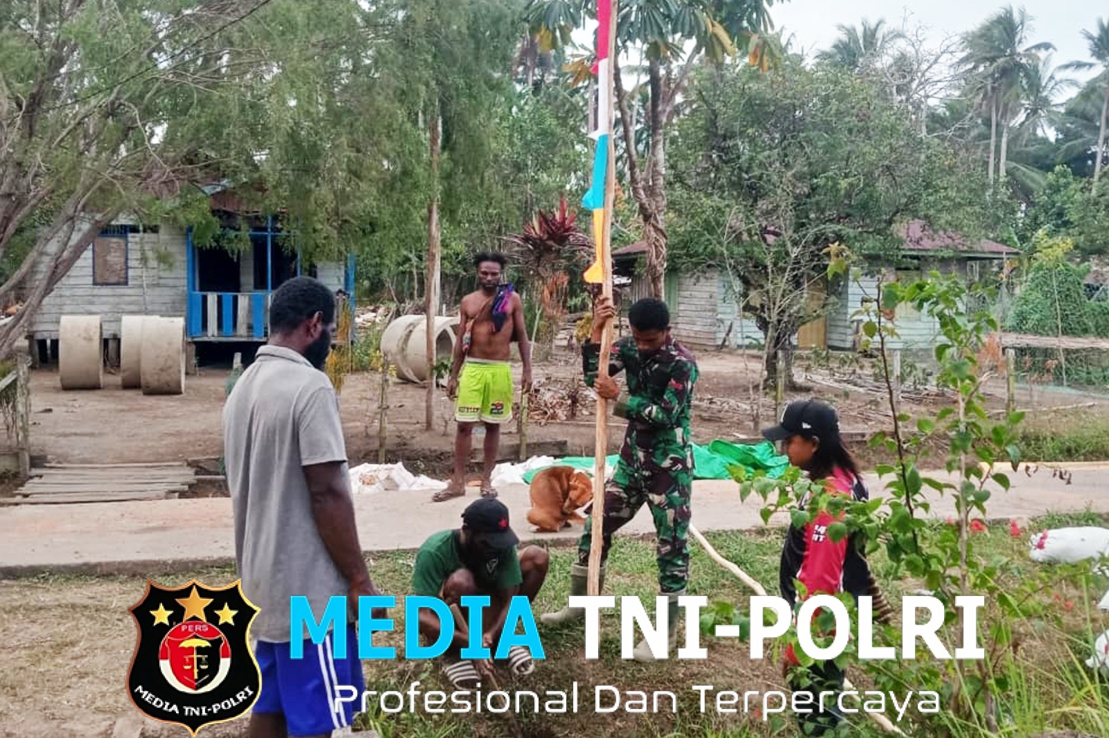 Sambut HUT ke-81 RI Personel Satgas TMMD dan Warga Wanam Gotong Royong Pasang Bendera
