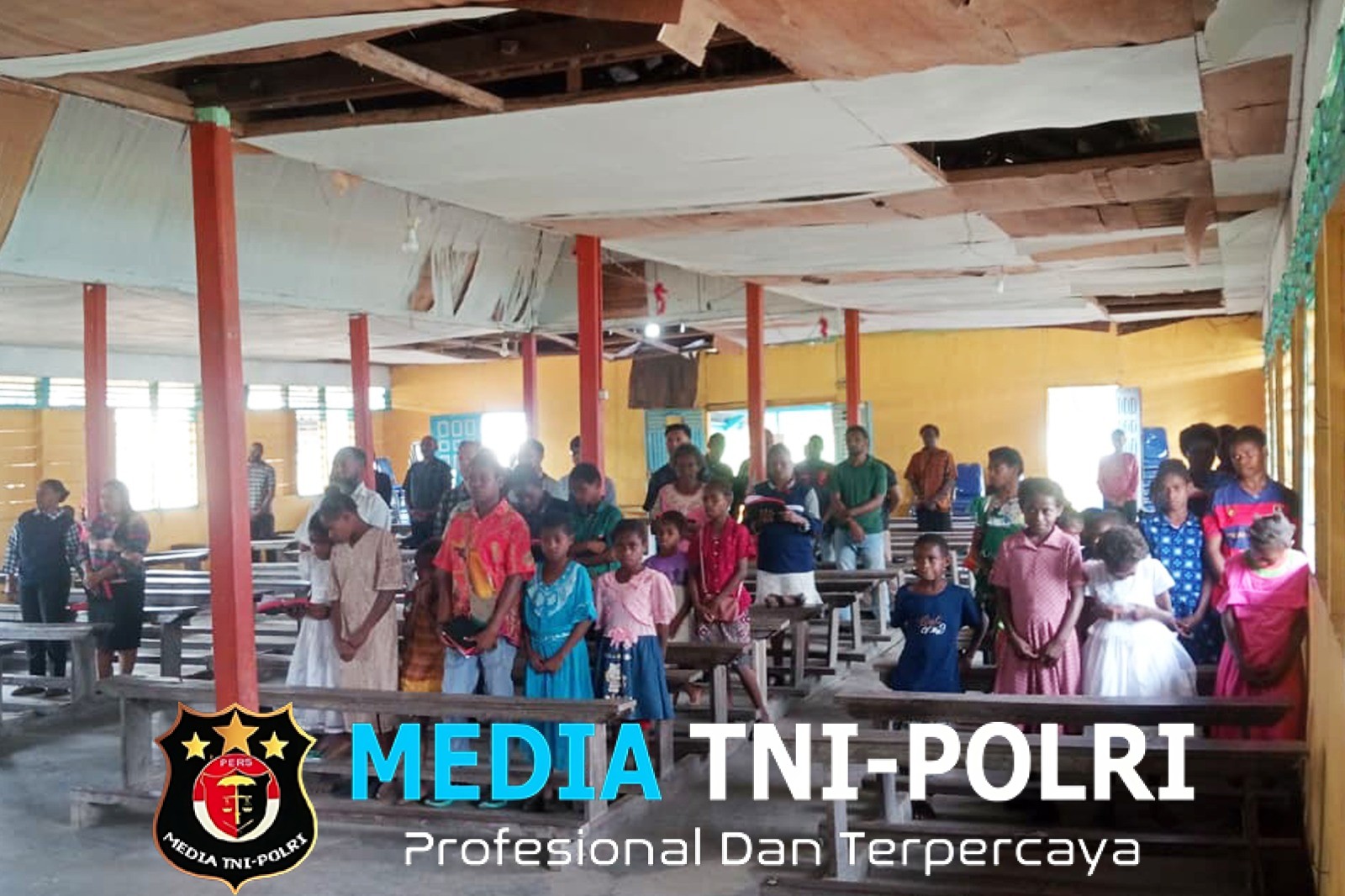 Tingkatkan Keimanan, Personel Satgas TMMD Ibadah Minggu di Gereja Santa Theresia Wanam