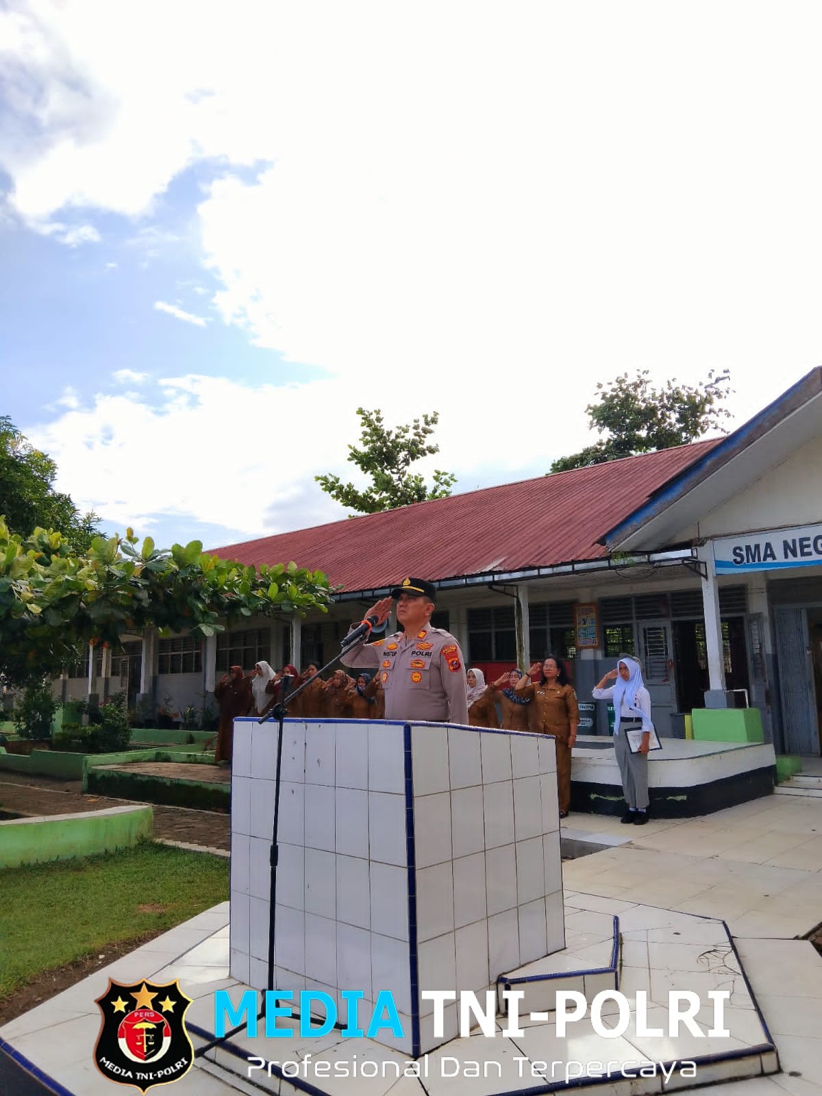 Kapolsek Salapian Jadi Pembina Upacara di SMA Negeri 1 Salapian, Tekankan Disiplin dan Bahaya Narkoba