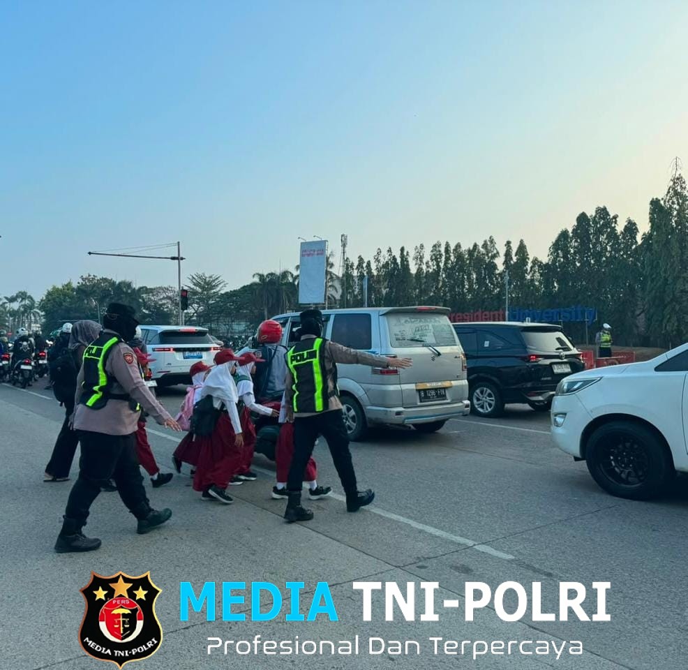 Polwan Polres Metro Bekasi Laksanakan Pengaturan Lalu Lintas Pagi di Sejumlah Titik