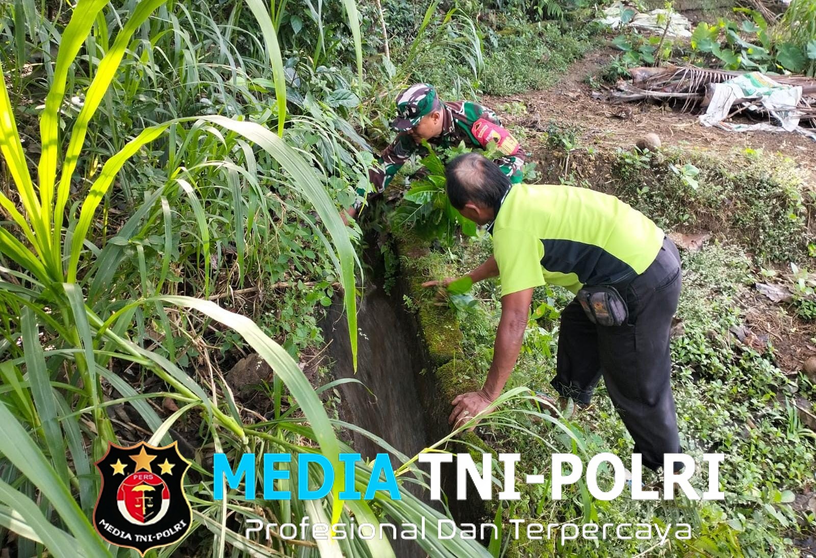 TNI Manunggal Air, Serka Imam Sungep Bersama Warga Kedung Banteng Gotong Royong Bersihkan Irigasi