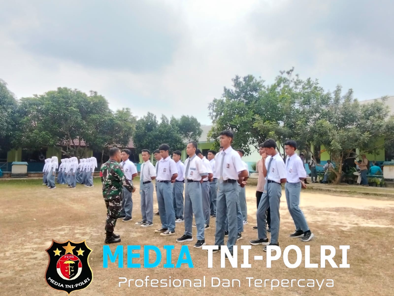 Babinsa Koramil 420-08/Tabir Latih Paskibra, Tanamkan Disiplin dan Semangat Nasionalisme Jelang HUT ke-81 RI