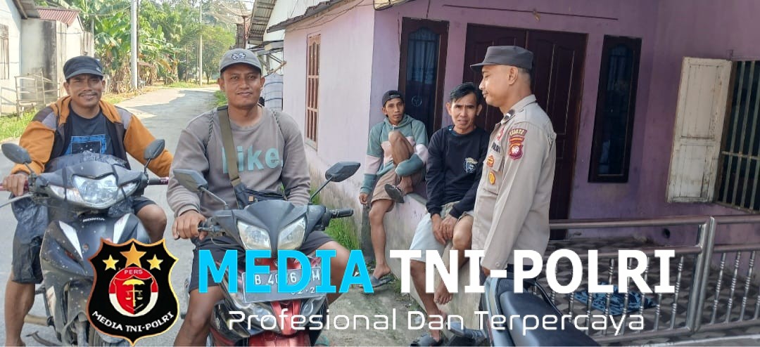 Polisi Ngobrol Santai di Teras Rumah, Ajak Warga Bersama Jaga Keamanan Lingkungan