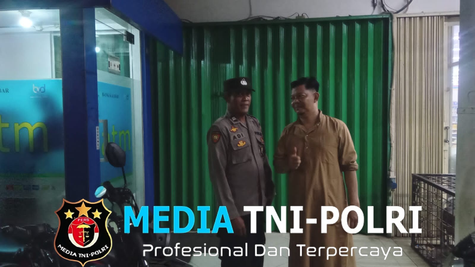 Patroli Malam Berujung Hangat Polisi Mandor Temui Warga di ATM, Himbauan Keamanan Disampaikan Penuh Kekeluargaan