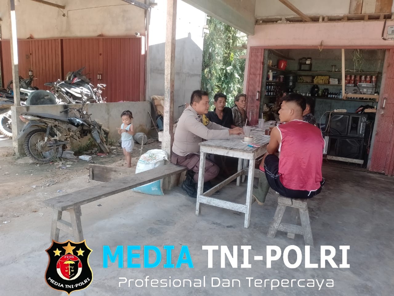 Lewat Dialog Santai di Warung, Bhabinkamtibmas Perkuat Sinergi dan Edukasi Warga