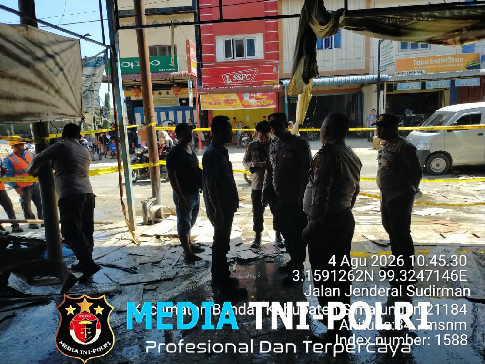 Personel Polsek Bandar Huluan Gerak Cepat Amankan TKP Kebakaran Dahsyat Hanguskan Dua Ruko Prabot dan Elektronik di Perdagangan, Kerugian Capai Rp1,5 Miliar