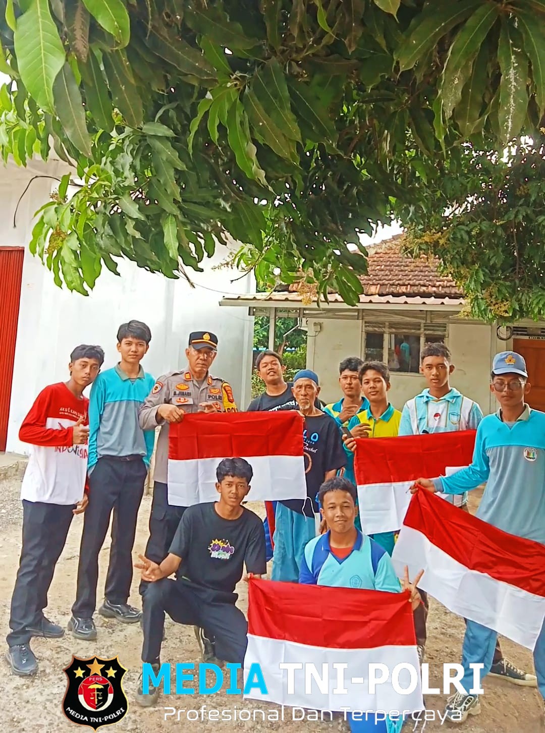 Jelang HUT Ke-81 RI, Polsek Abung Selatan Bersama Uspika Bagikan Bendera Merah Putih kepada Masyarakat