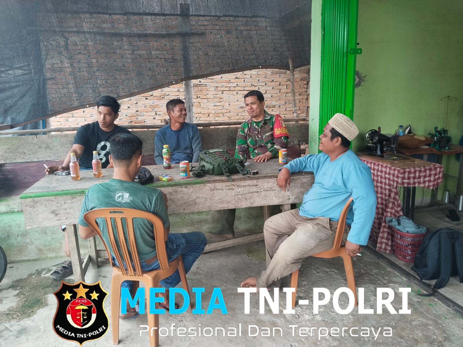 Babinsa Koramil 420-08/Tabir Pererat Kemanunggalan TNI-Rakyat Melalui Komsos Bersama Warga Desa Beluran Panjang